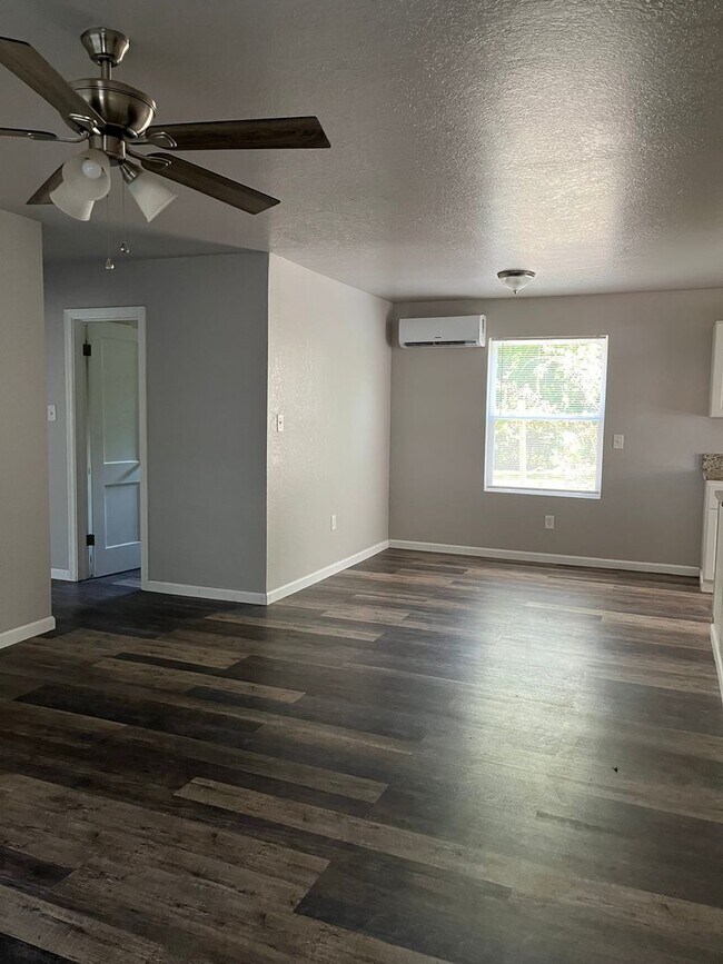 Building Photo - Spacious 3 Bed 1 bath home