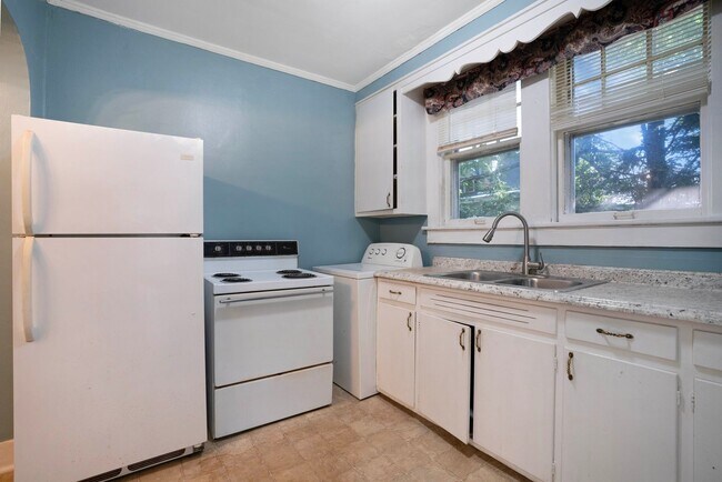 Building Photo - Charming Historic 2BR Apartment with Garag...