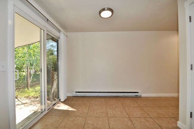 Building Photo - 1526 E Mary Ln