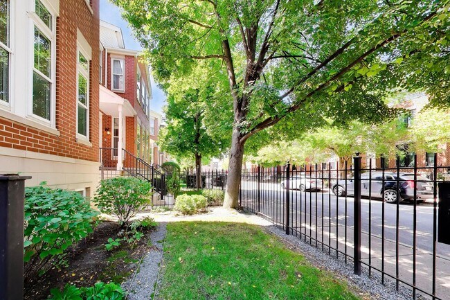 Building Photo - 329 W Goethe St