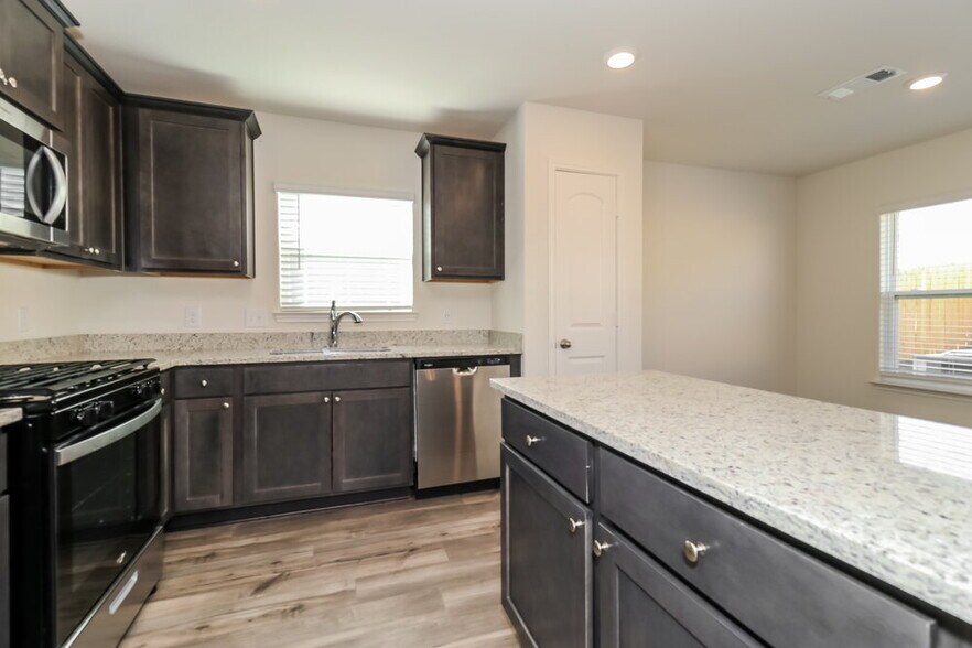 Building Photo - 1313 Woodwinds Dr