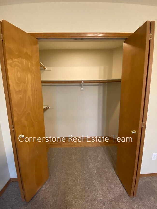 Building Photo - 1345 Coolcrest Dr