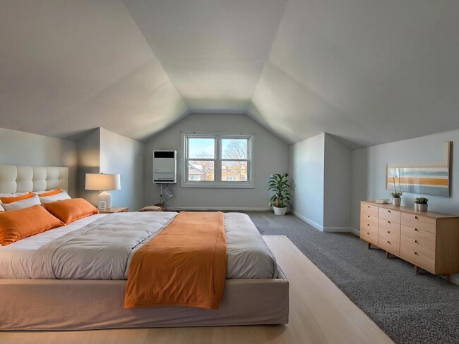 Building Photo - 5916 W Cornelia Ave