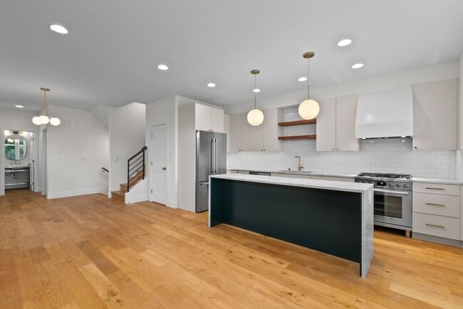 Building Photo - Stunning Modern Air-Conditioned Townhome in Coveted Whittier Heights