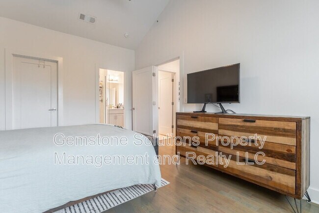 Building Photo - 815 Melpark Ct