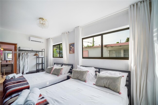 Building Photo - 13654 NE 20th Pl