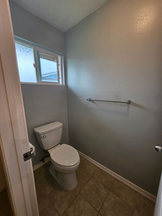 Building Photo - Beautiful 4 Bedroom 2 Bath House