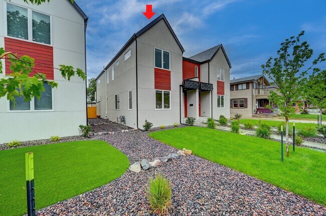 Building Photo - $3,900 - 4 Bed, 3.5 Bath Updated Townhome ...
