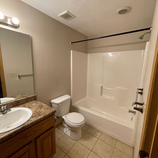 Building Photo - Beautiful 4 bedroom 3 full bathroom home available Now!