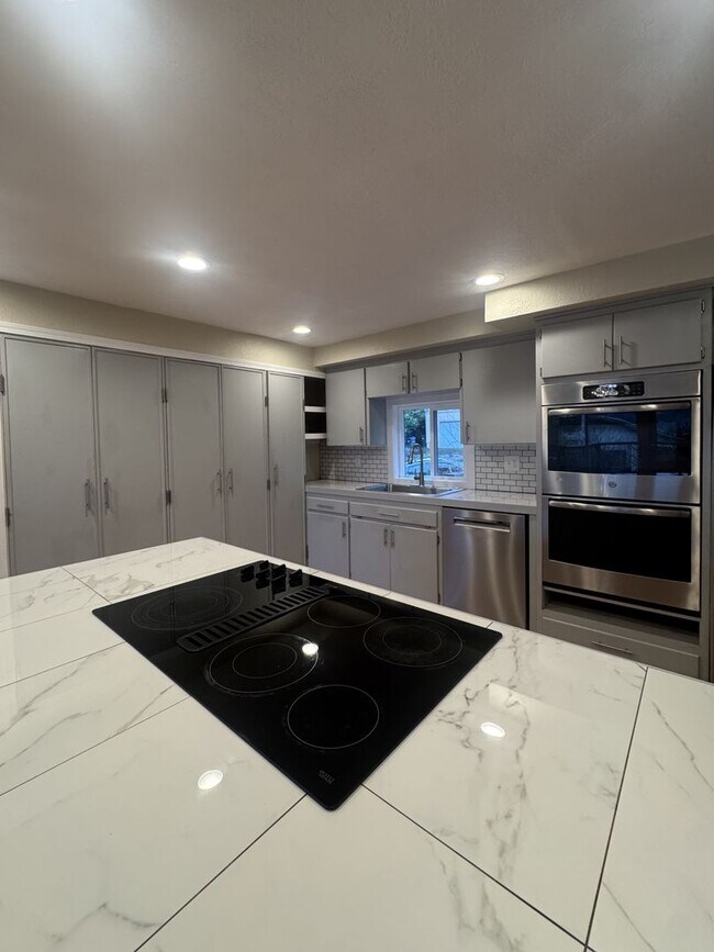 Building Photo - 5-Bed, 3-Bath in South Eugene