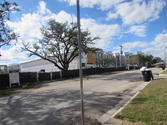 Building Photo - 3249 Dixie Dr