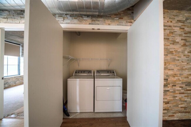 Building Photo - 1005 S Shepherd Dr