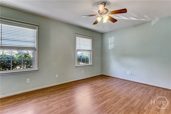 Building Photo - 4 Cottingham Dr