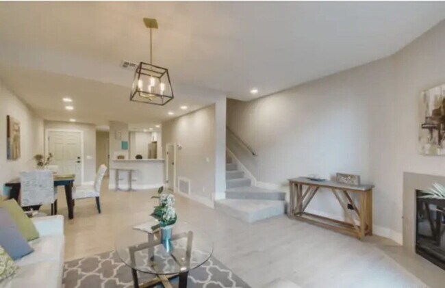 Building Photo - $3,300 - 3 Bed / 2.5 Bath Upgraded Townhome in The Knolls Community