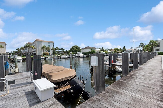 Building Photo - 911 Gardenia Dr