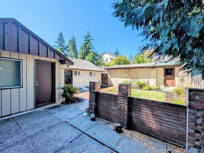 Building Photo - 3bd/.75ba Lynnwood Home