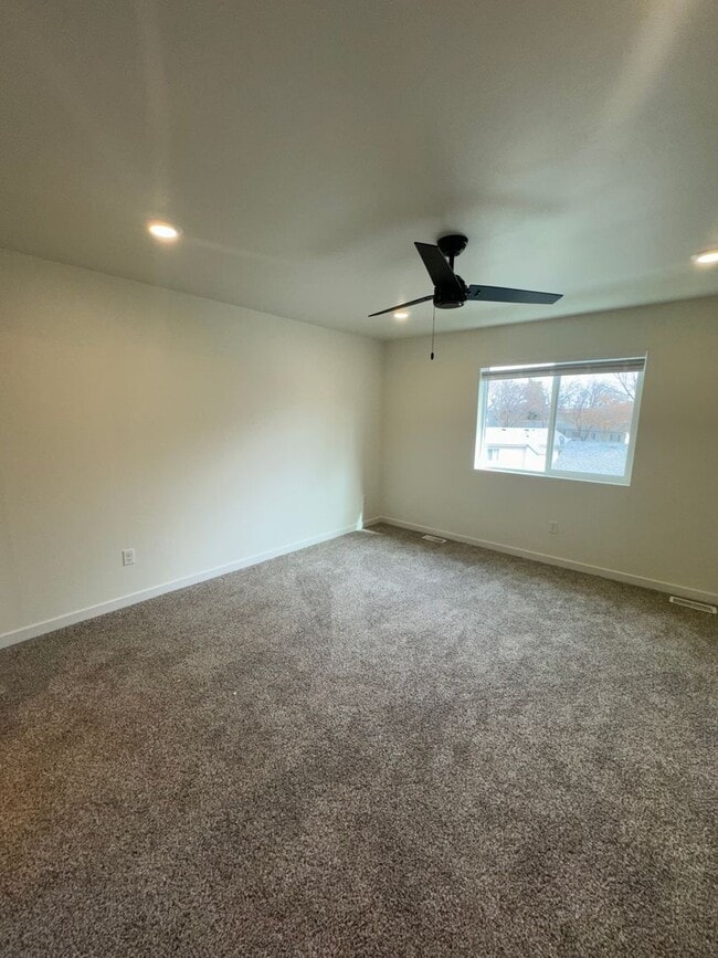 Building Photo - 845 Golden Bear Ln