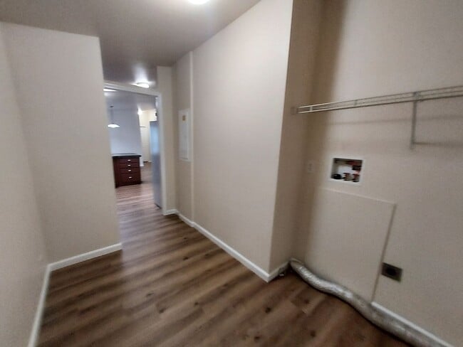 Building Photo - Available Now 3 bedroom, 2bath!!