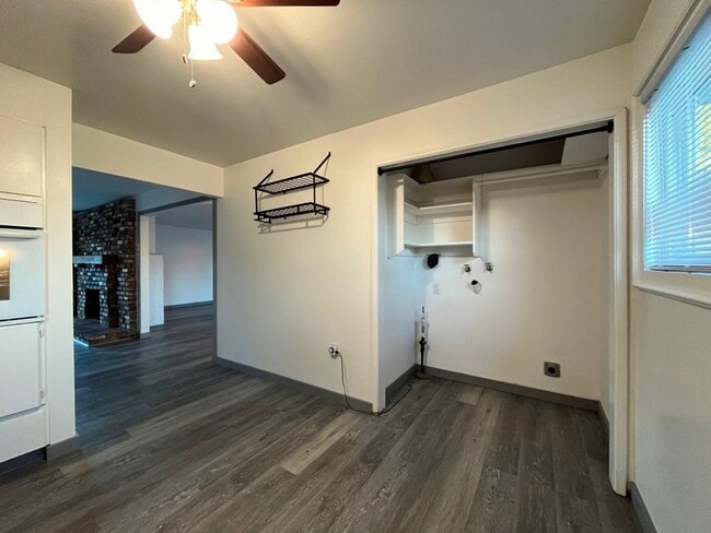 Building Photo - MOVE-IN READY 4+2 w/upgrades + tons of parking!