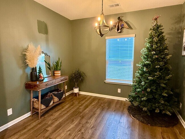 Building Photo - Beautiful 4 bedroom 2.5 bath home located in the Cliffs subdivision!