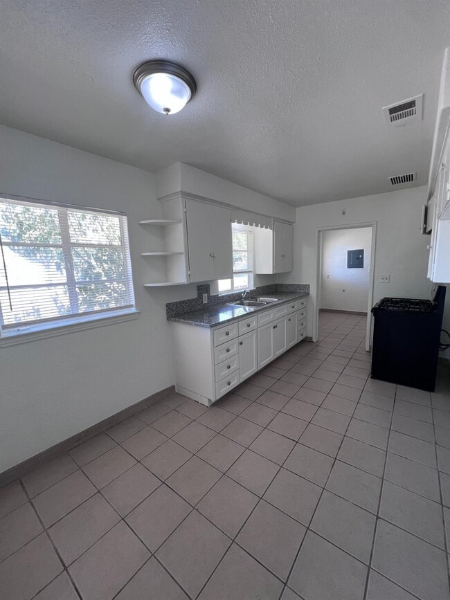 Building Photo - 2905 E Lamona Ave
