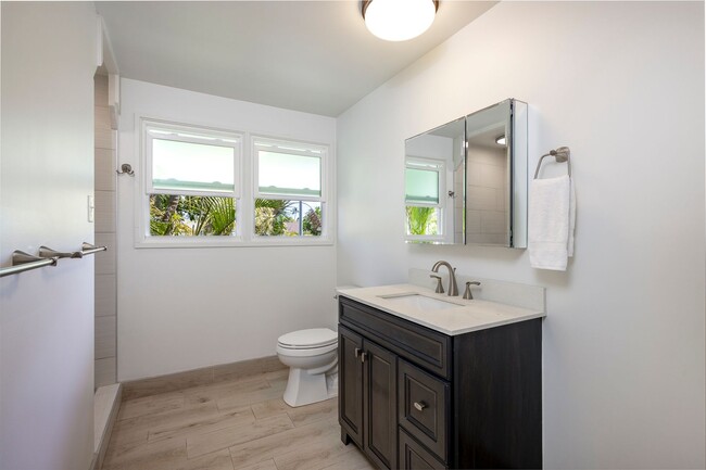 Building Photo - Mid-century modern Kalaheo Ave. Beach side...