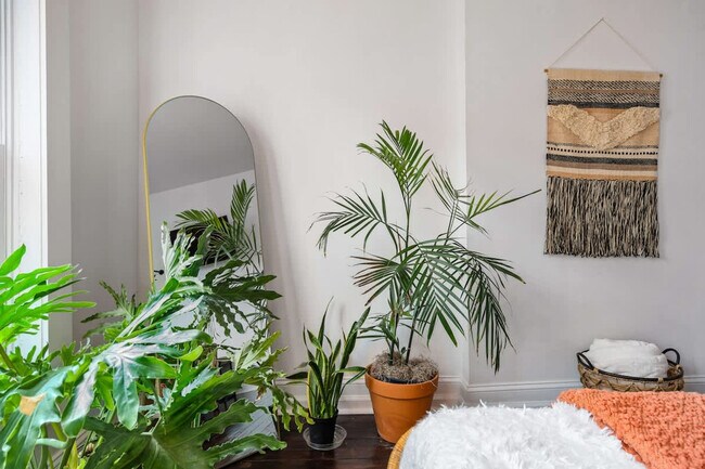 Building Photo - 98 Brickel St