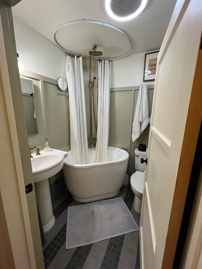 Building Photo - Walk to Campus From This Cute 2 Bedroom Back House