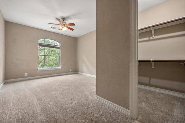 Building Photo - Spacious 2 Story 5 Bedroom , 4 full bathrooms located in Stone Oak!