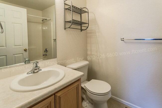 Building Photo - 3 Bedroom Town-home in Northeast Fort Coll...