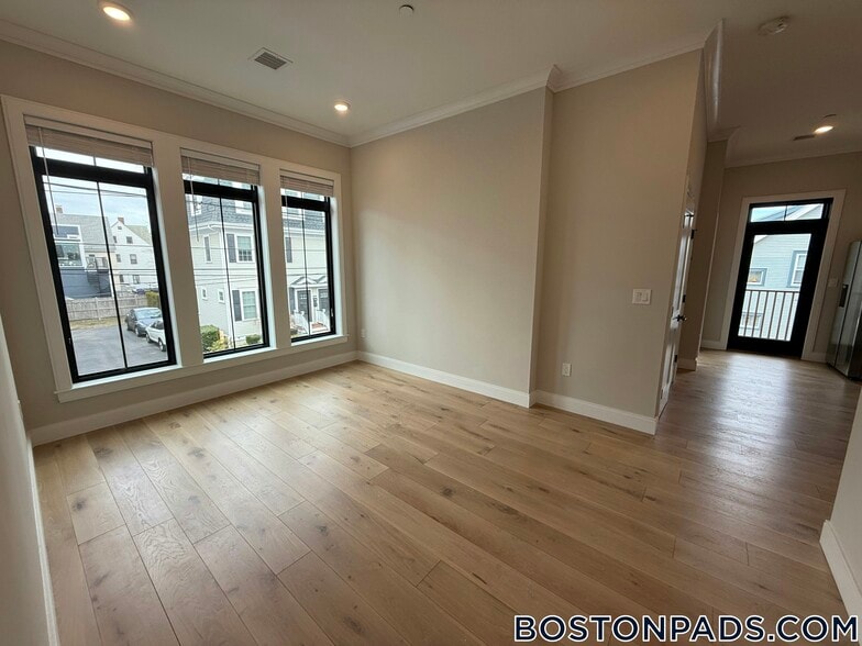 Building Photo - 157 Everett St