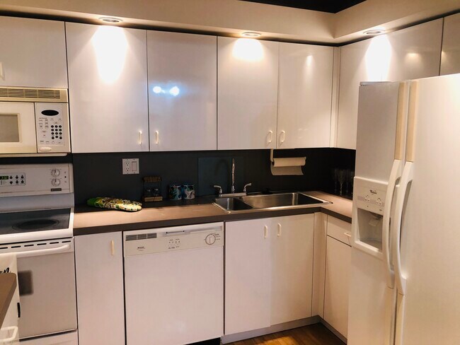 Building Photo - 3690 Inverrary Dr