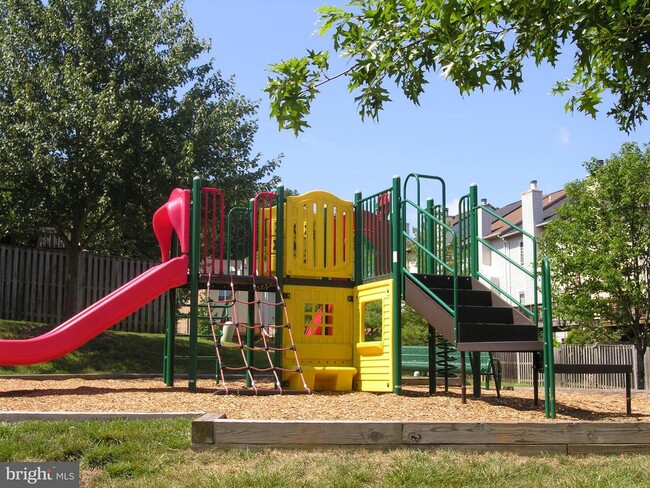 Building Photo - 6076 Heatherwood Dr