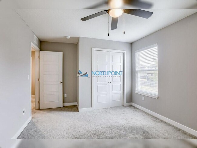 Building Photo - Spacious 4 beds 2.5 baths in Lees Summit