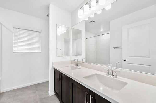 Building Photo - Modern Southwest Retreat with Flexible Living Spaces!