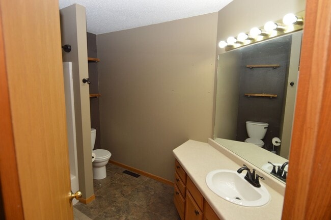 Building Photo - 2 Bed + Den, 2.5 Bathroom Townhouse for Rent