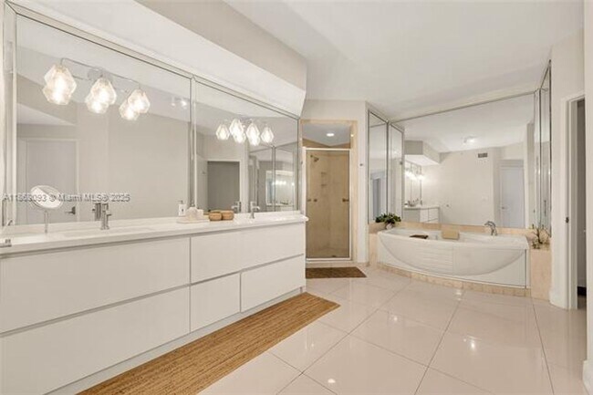 Building Photo - 733 Crandon Blvd