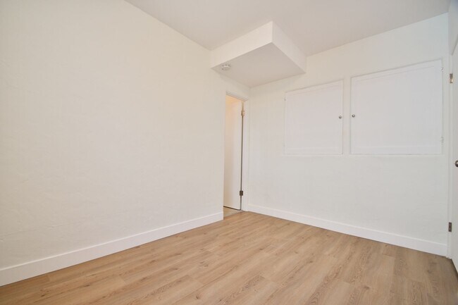 Building Photo - j421