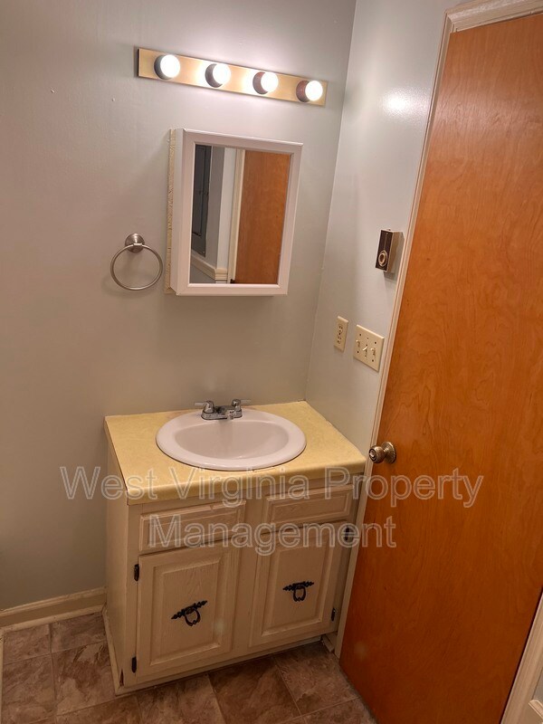 Building Photo - 184 Wyndale Dr