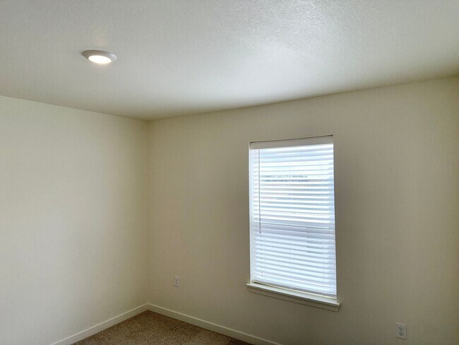 Building Photo - Beautiful 2 Year Old Home In Monument, wit...