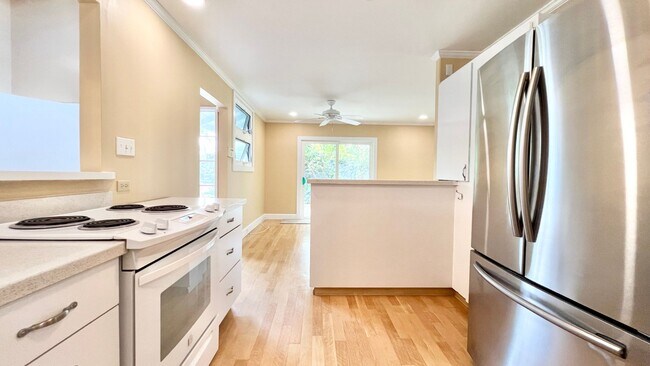 Building Photo - RARELY AVAILABLE 3 BEDROOM NEAR BEACH