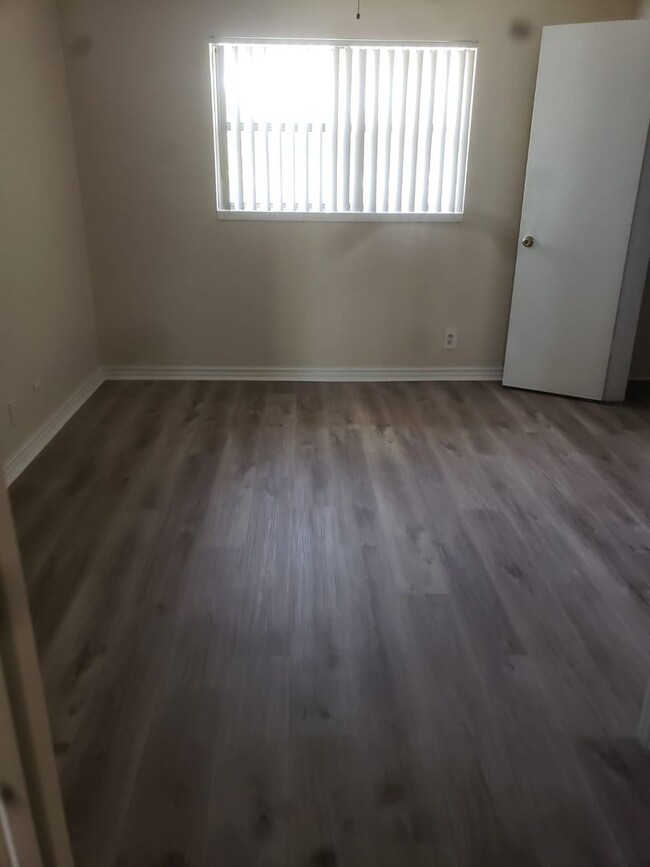 Building Photo - 4090 #307
