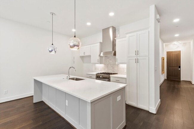 Building Photo - 15875 Spectrum Dr