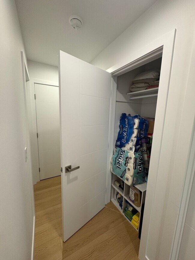 Building Photo - Spacious 1000 Sq. Ft. Single-Floor Back AD...