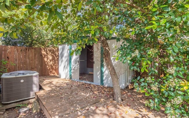 Building Photo - 2814 Bluejay Dr