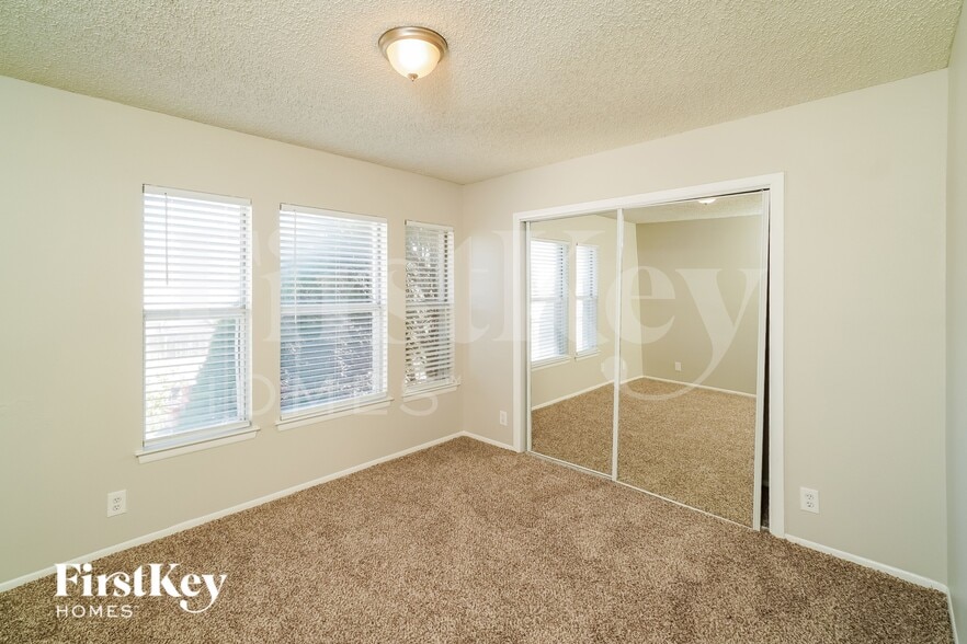 Building Photo - 14219 N Hills Village Dr
