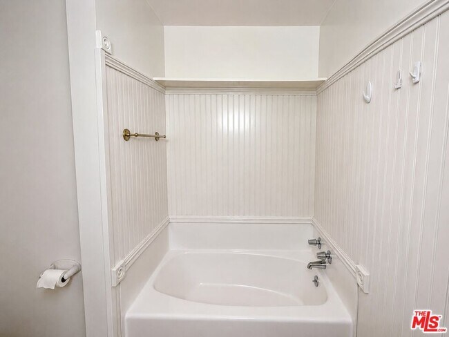 Building Photo - 5870 Green Valley Cir