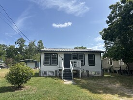 Building Photo - 509 W River St