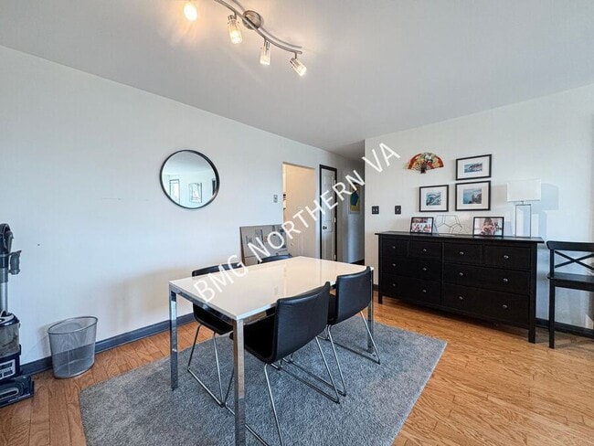 Building Photo - 3217 Wisconsin Ave NW