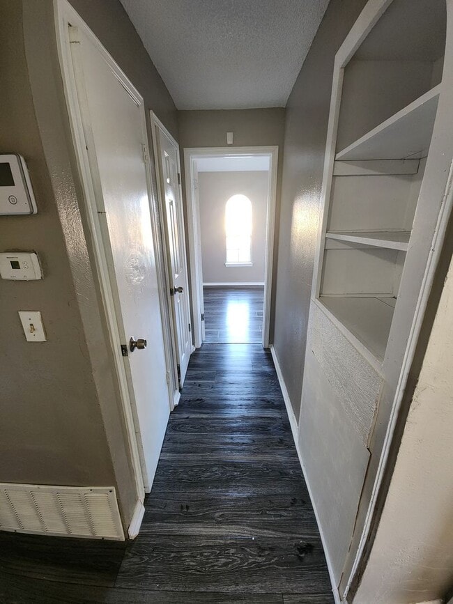 Building Photo - Charming 5 Bedroom House